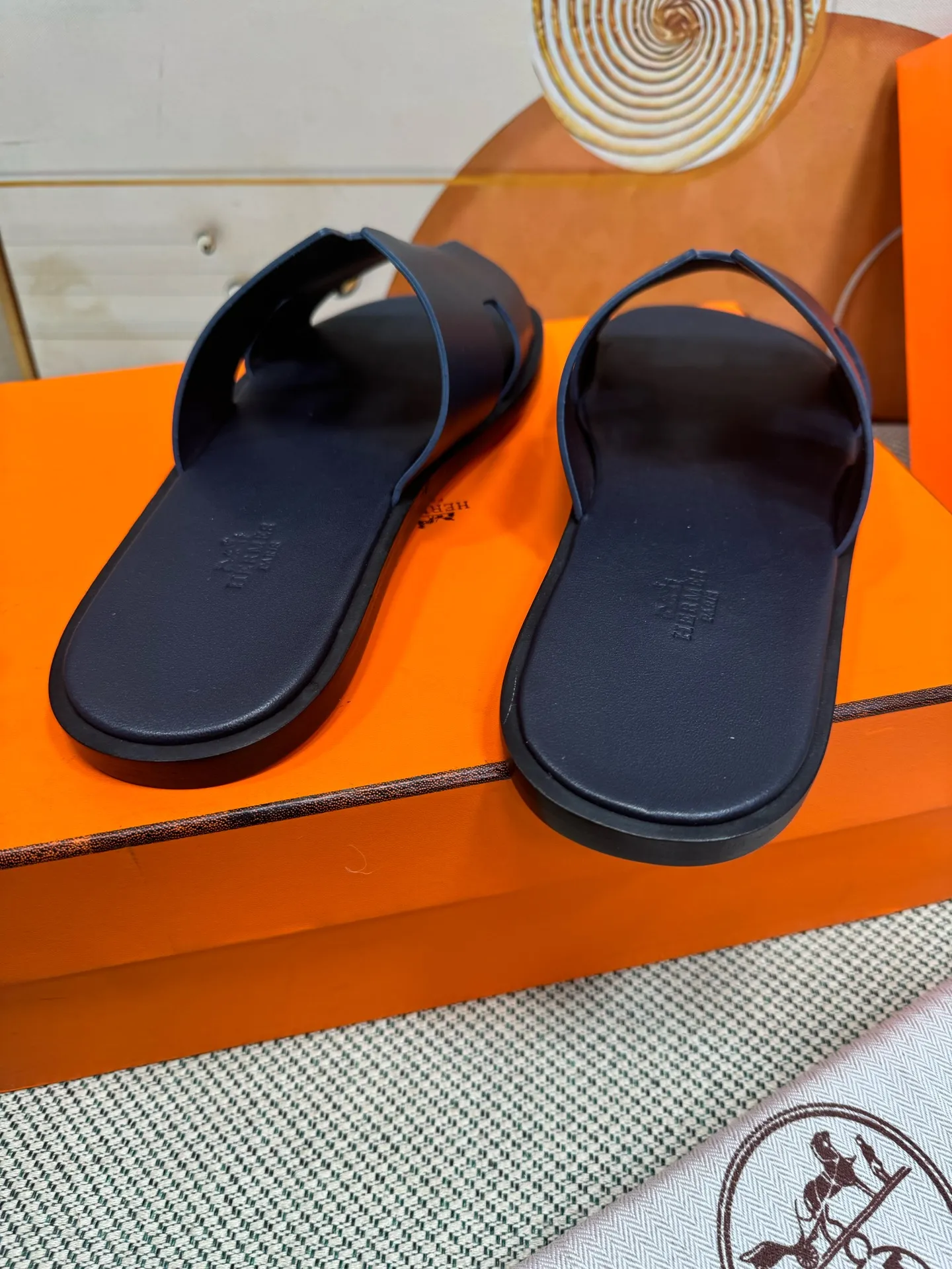 👟👟Ex-factory price 560👟👟 "HERMES" [Classic Original Version] Hermès; Top 🔝 Purchasing Agency 🔍🔍 Men's Latest 🇺🇸 Counter Sales Simultaneously, Original Imported from Italy: Silk Cowhide · Prominent (High-end · Nobility · Grade) Exquisite Workmanship (Italian 🇮🇹 Imported Water Dye Brand Wear-resistant ultra-thousand leather feet) Soles: Original soles specially provided by the original factory, ⚠exclusive double-layer movable rubber molded outsole; super comfortable, wear-resistant, non-slip, environmentally friendly🌳🌳🌳, real photos taken🎬The real ones are more beautiful🔍🔍 (high quality, single goods), you can enter and exit the counter at will* Code number: 38·39·40·41·42·43·44# (45# can be customized) (46 47➕30 customization is not returnable) Welcome to place an order...☕